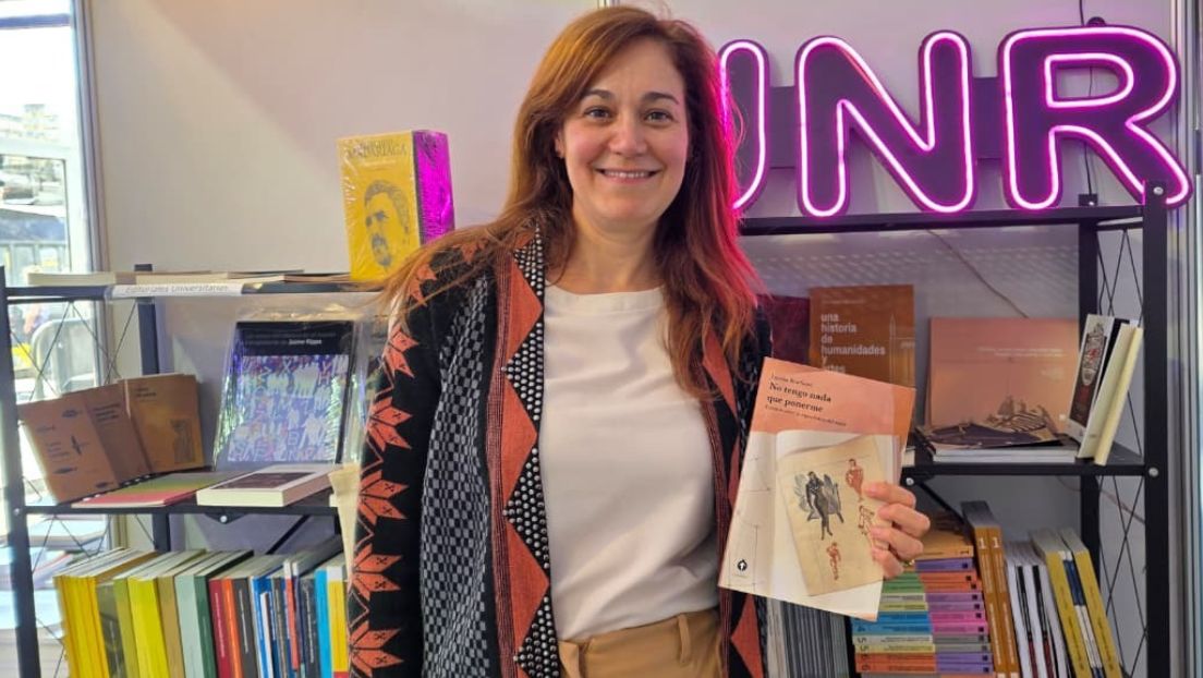 Lee más sobre el artículo Luisina Bourband presentó un libro híbrido que va hilando relatos literarios sobre el consumo y sociología del tejido