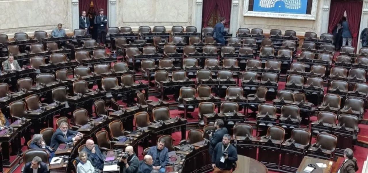 Lee más sobre el artículo Sin quórum se cayó la sesión para derogar el DNU 70/23 en Diputados